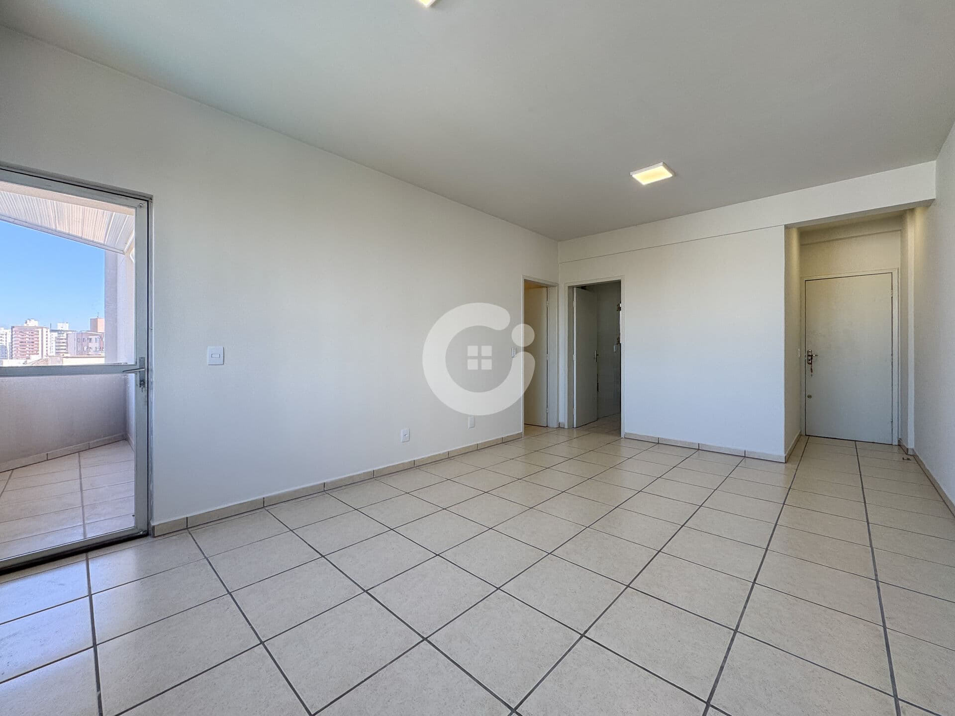 Apartamento de 2 quartos com dependência de serviço no Centro de Tubarão/SC
