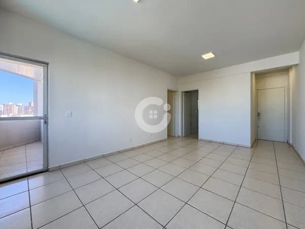 Apartamento de 2 quartos com dependência de serviço no Centro de Tubarão/SC