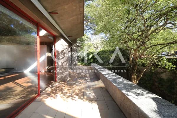 Casa Modernista em Ótima Localização