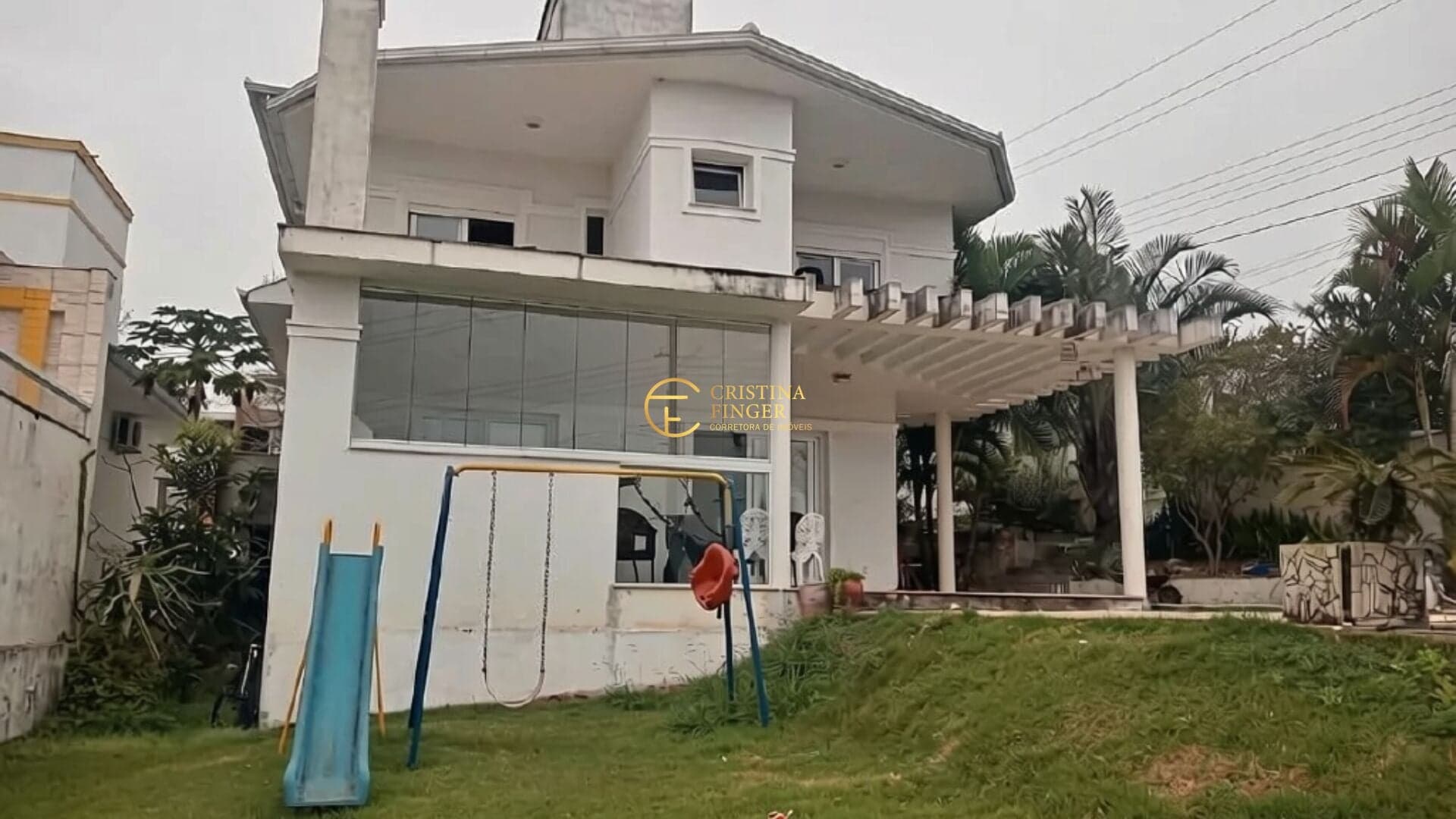 Casa com 368 m² à Venda na Pedra Branca | 4 Dormitórios, Piscina e Varanda Gourmet
