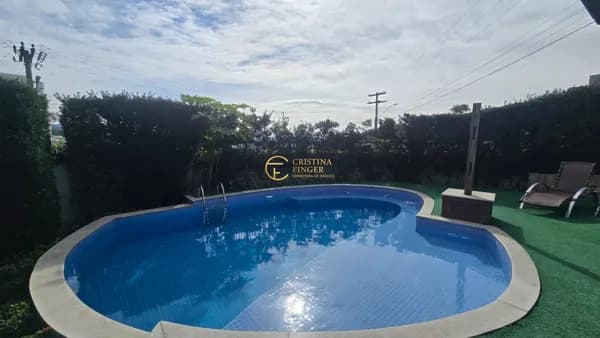 Casa de alto padrão à venda na Pedra Branca | 345 m², 3 suítes e piscina