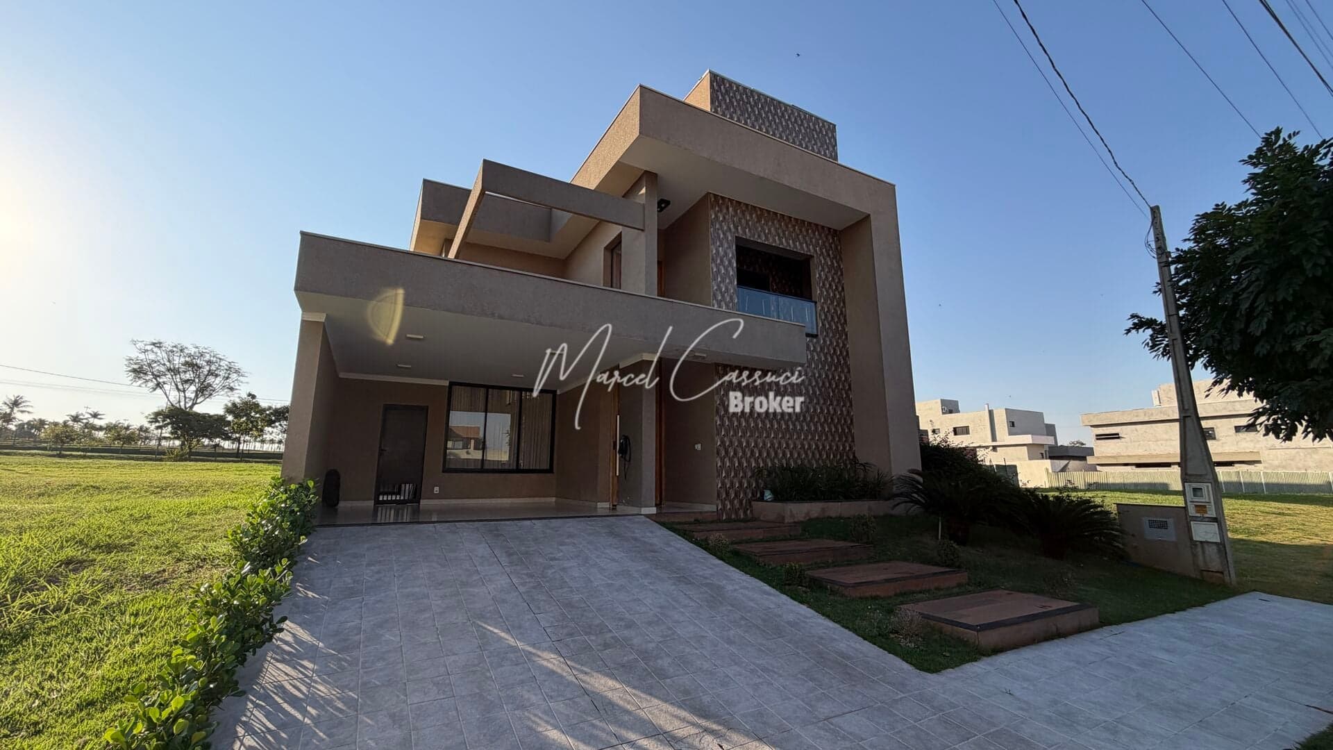 Sobrado à venda no Condomínio TerraAlphaville Mirassol, com 4 quartos suítes, sendo 1 com closet, piscina, e área gourmet.