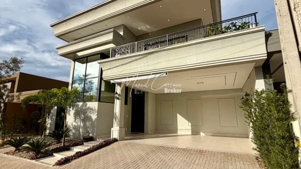 Casa à venda, com 3 quartos suítes + escritório reversível para o 4º quarto, Area Gourmet, energia fotovoltaica, água quente e acabamento sofisticado com escada, balcão e detalhes da cozinha em lâmina Calacatta Gold, localizada no Condomínio Village Dam