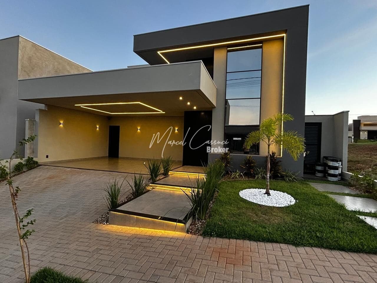 Casa à venda, com 3 quartos, sendo 1 suíte com closet, Demi suíte, piscina, área gourmet, energia fotovoltaica, automação, no condomínio Village Provence em São Jose do Rio Preto/SP.