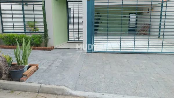Casa térrea em bairro nobre com 3 dormitórios sendo 1 suíte, em terreno de 250m2 - Indaiatuba SP