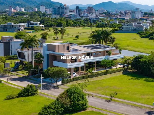 Casa Alto Padrão á venda em Condomínio fechado com 4 suítes e 4 vagas localizada em Camboriú.