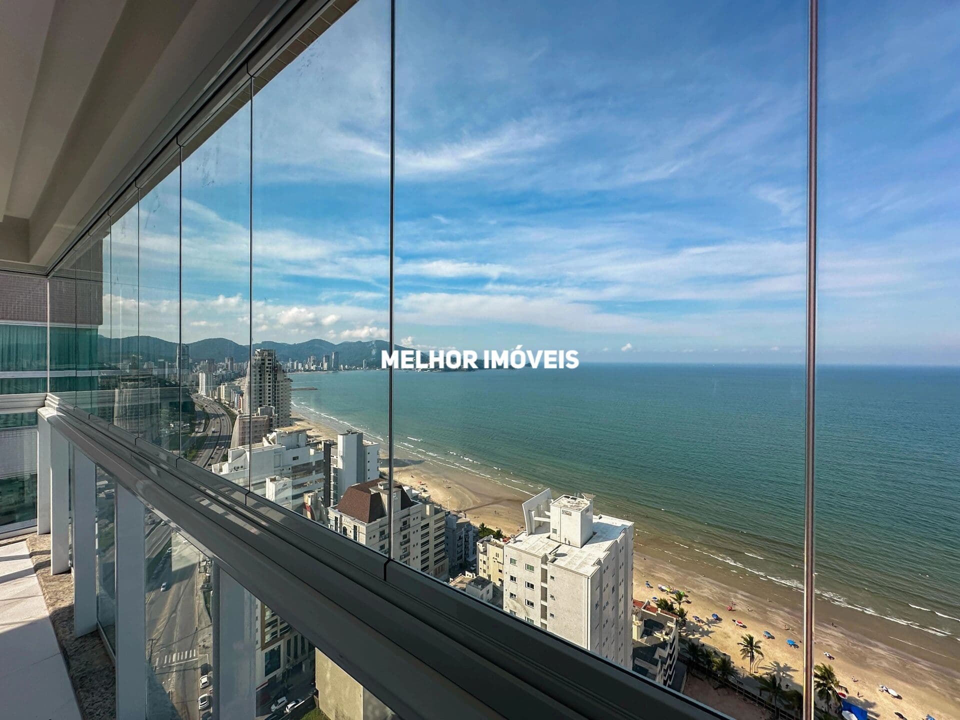 Apartamento á venda com Vista Mar com 3 suítes e 3 vagas localizado em Itapema - SC