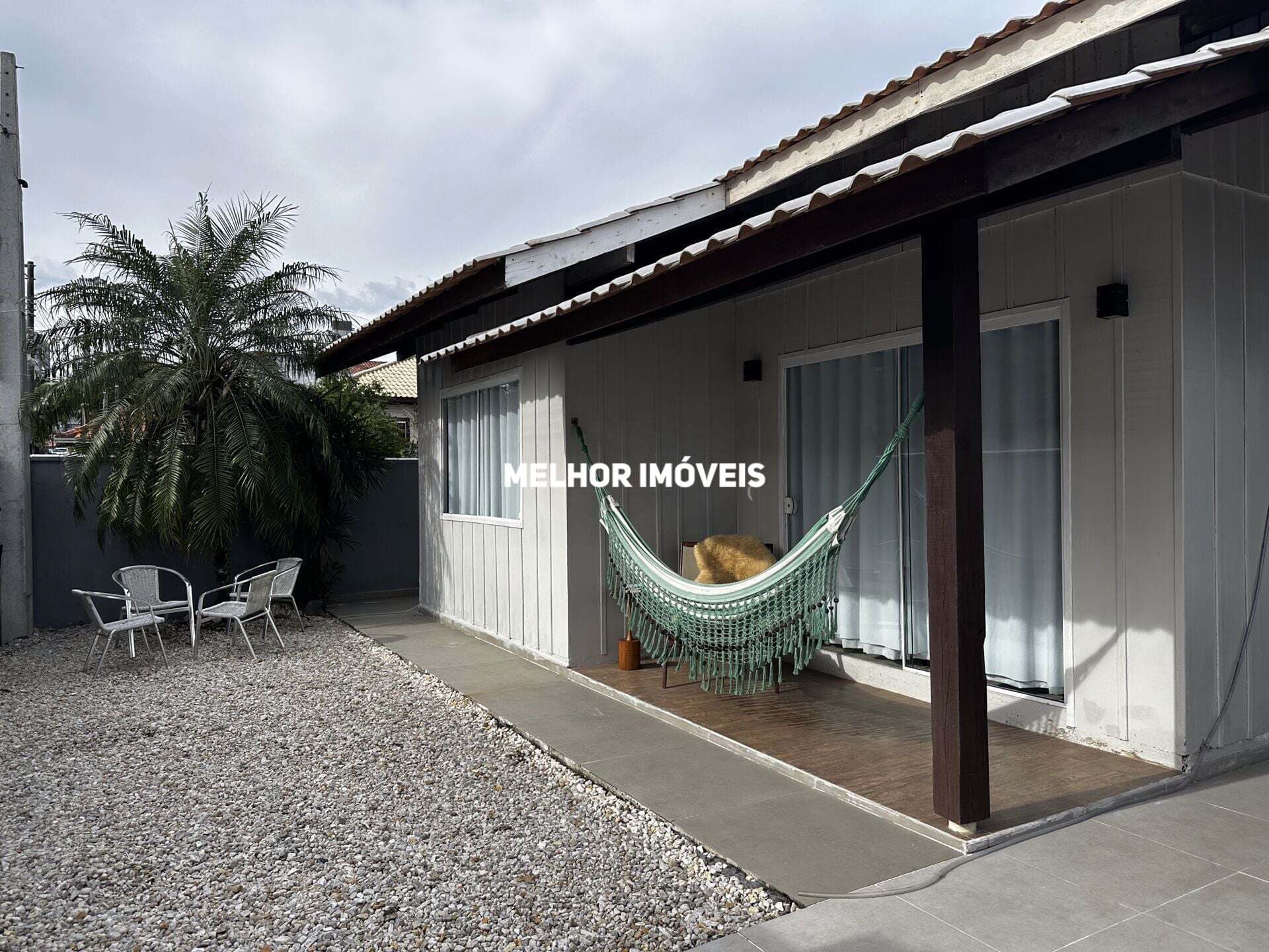 Casa mobiliada á venda com 4 dormitórios e 3 vagas de garagem localizada em Balneário Piçarras.