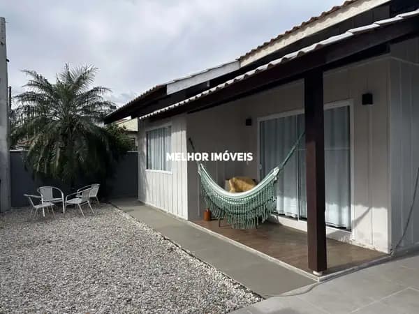 Casa mobiliada á venda com 4 dormitórios e 3 vagas de garagem localizada em Balneário Piçarras.
