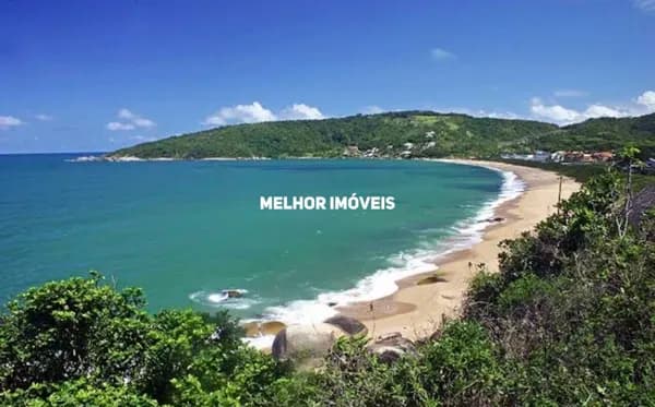 Terreno á venda com ótimo localização na Praia do Estaleiro em Balneário Camboriú.