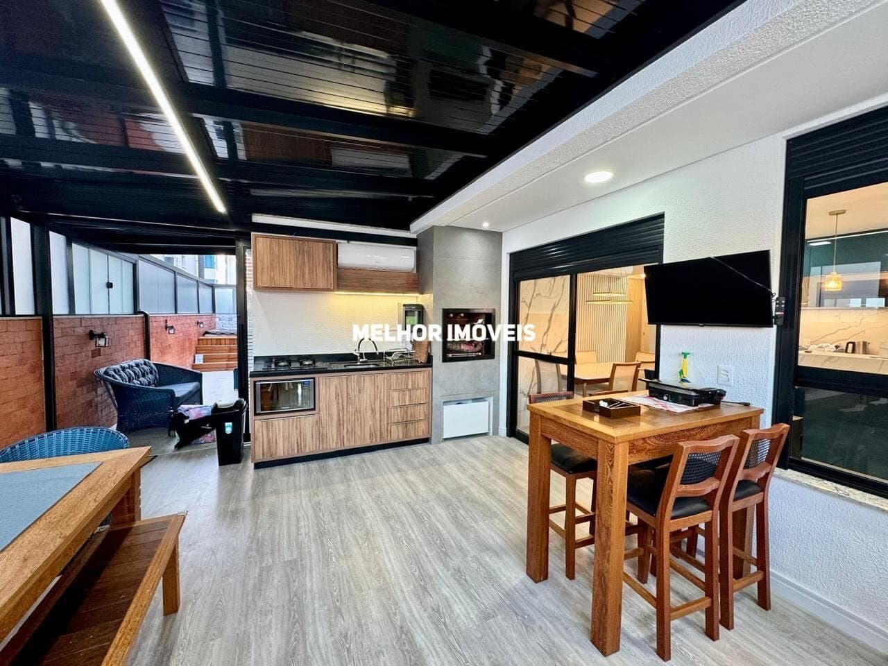 Apartamento Garden com 3 suítes e 5 vagas de garagem na Praia de Palmas