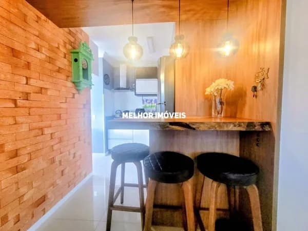 Apartamento á venda com 2 dormitórios e 2 vagas em Balneário Camboriú.