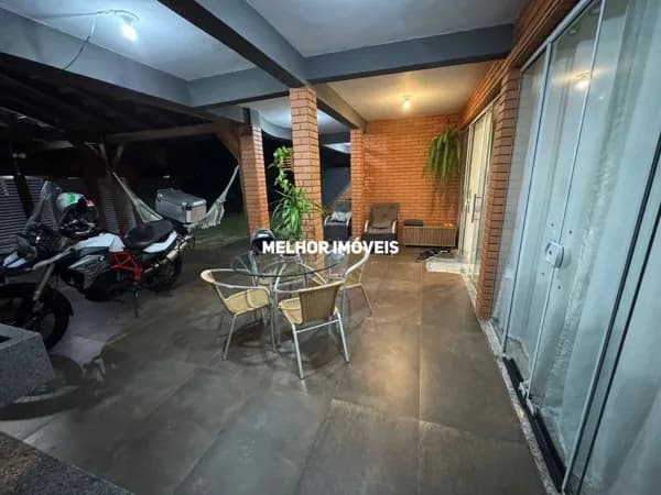 Casa á venda com 4 dormitórios sendo 1 suíte e 3 vagas Localizada em Itapema SC