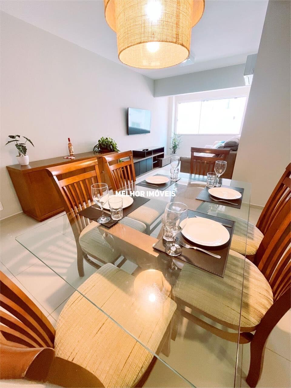 Apartamento á venda mobiliado com 2 dormitórios e 1 vaga de garagem localizado em Balneário Camboriú.