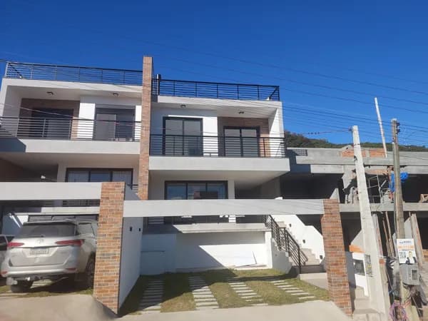 Sobrado com Vista Mar em Localização Privilegiada – Bairro Panorâmico, Garopaba/SC!