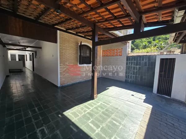 Casa com 2 quartos para locação na região Central.