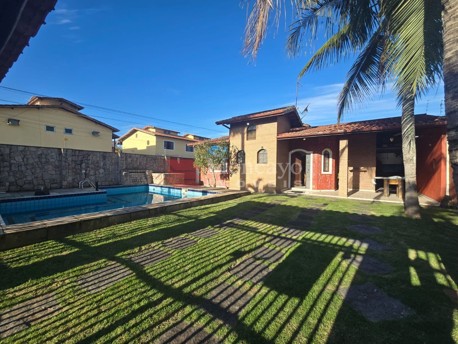 Casa à venda com 3 quartos e piscina no Indaiá.