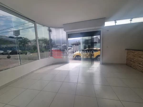 Ponto comercial para locação com 8 salas e recepção.