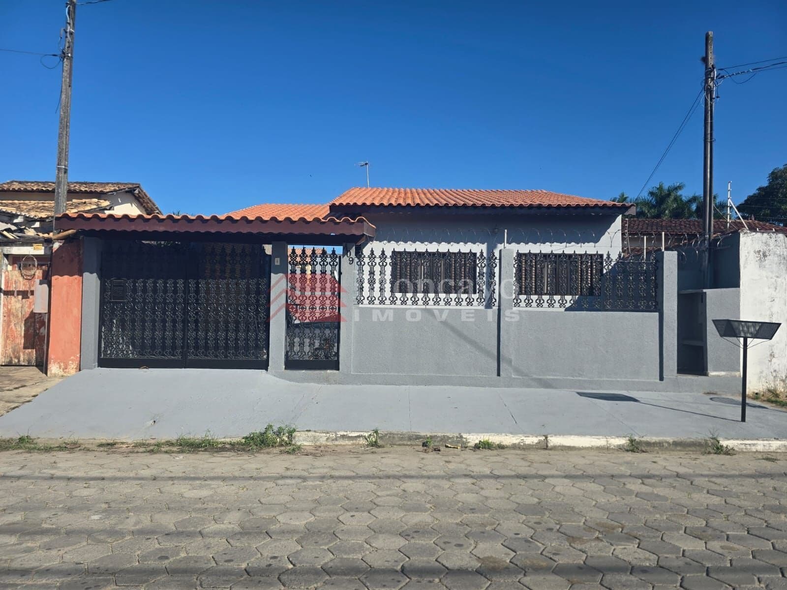Casa à venda com 2 quartos no bairro Golfinho.