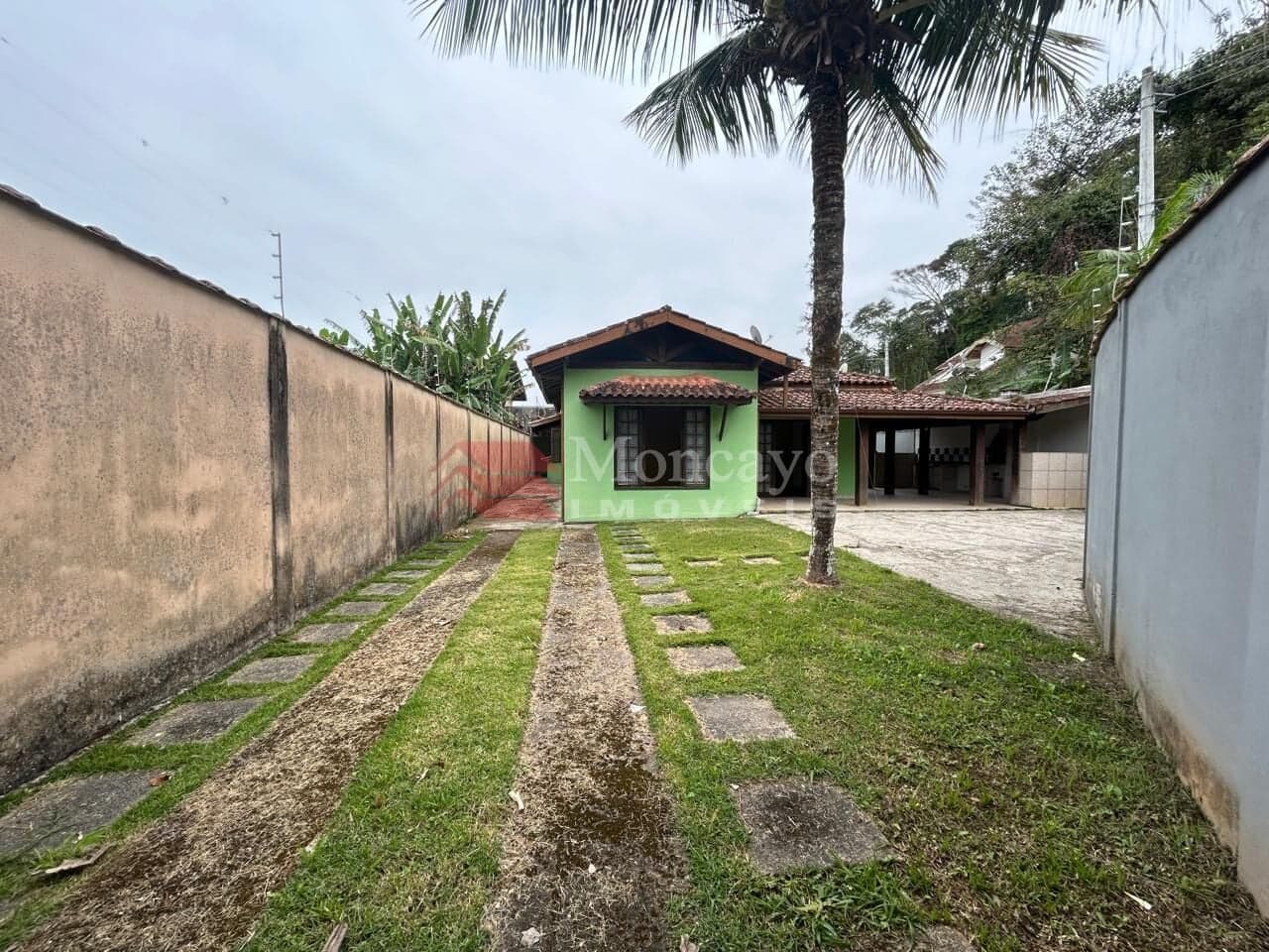 Casa à venda com 3 quartos no Jardim Califórnia.