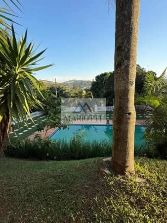 Chácara à Venda em Mairiporã – Condomínio Alpes de Mairiporã 5.078 m² de terreno | 582,95 m² de área construída | Duas casas | Lazer completo