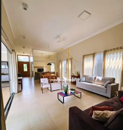 Casa à Venda no Condomínio Gaivota 1 | 3 Suítes e Piscina