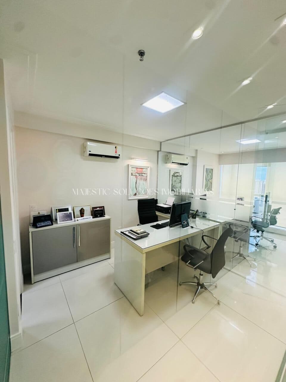 Sala Comercial Mobiliada com Vista para a Lagoa no Office Tower | 62m² | Pronta para Uso