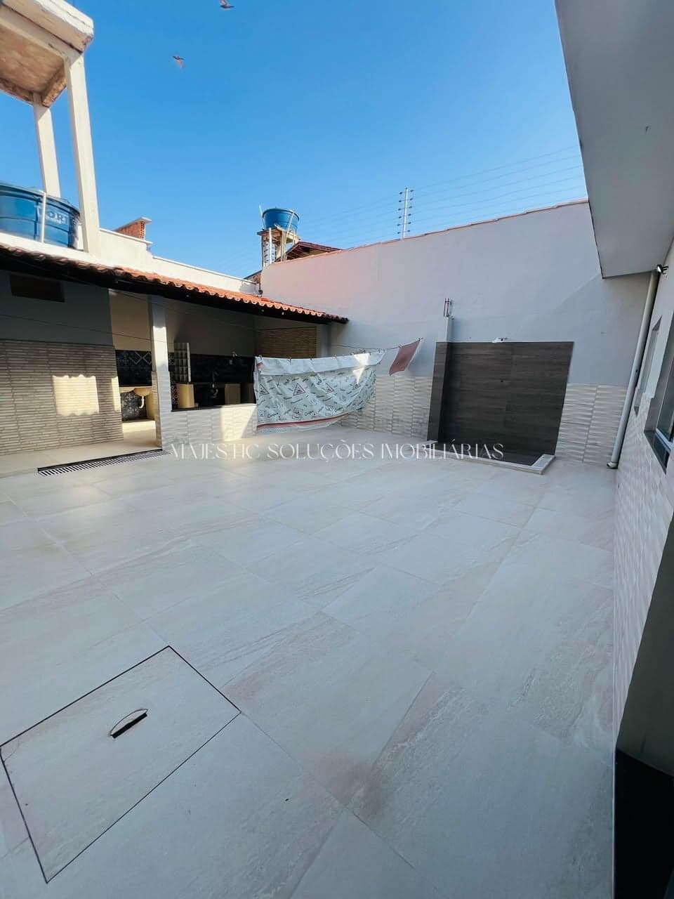 BELÍSSIMA CASA COMERCIAL REFORMADA PRÓXIMA AO SHOPPING RIO ANIL COM AMPLO QUINTAL