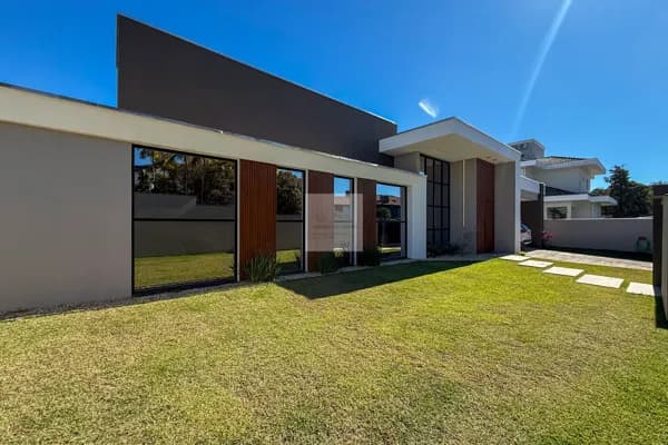 Casa Térrea com 3 suítes semi mobiliada a venda na Itoupava Norte .