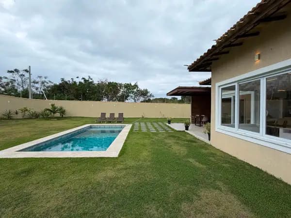 Casa em Condomínio com 4 suítes, piscina, próx ao centro de Búzios e praias.