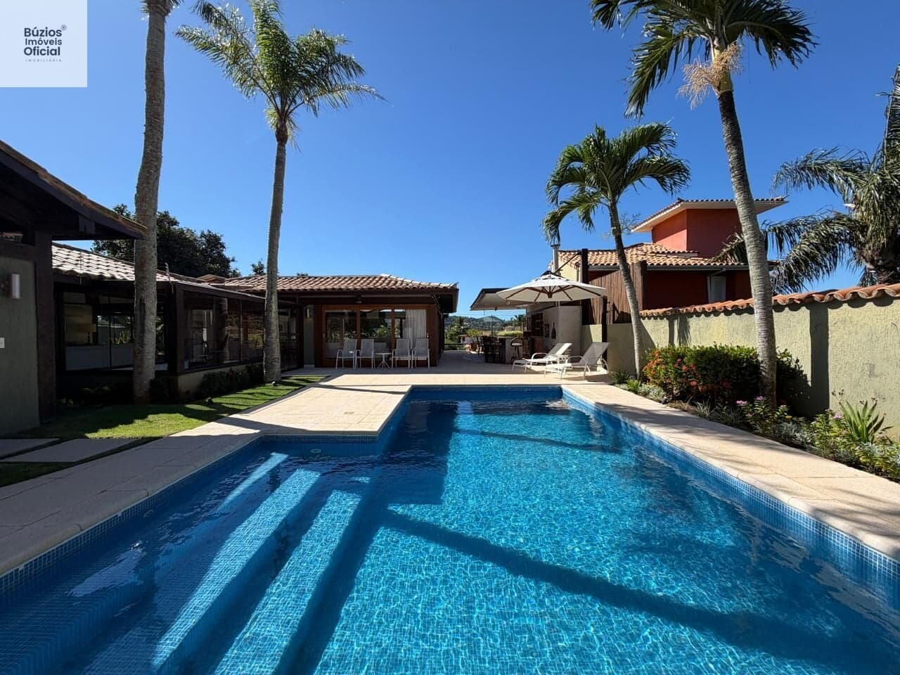 Casa Alto Padrão a 50 metros da Praia da Ferradura em Búzios.