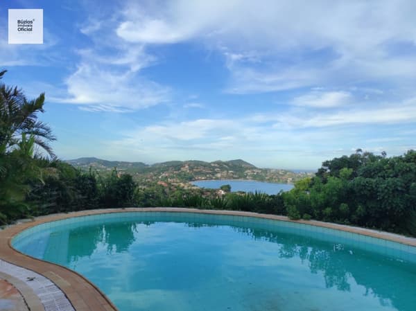 Casa com vista incrível à venda.