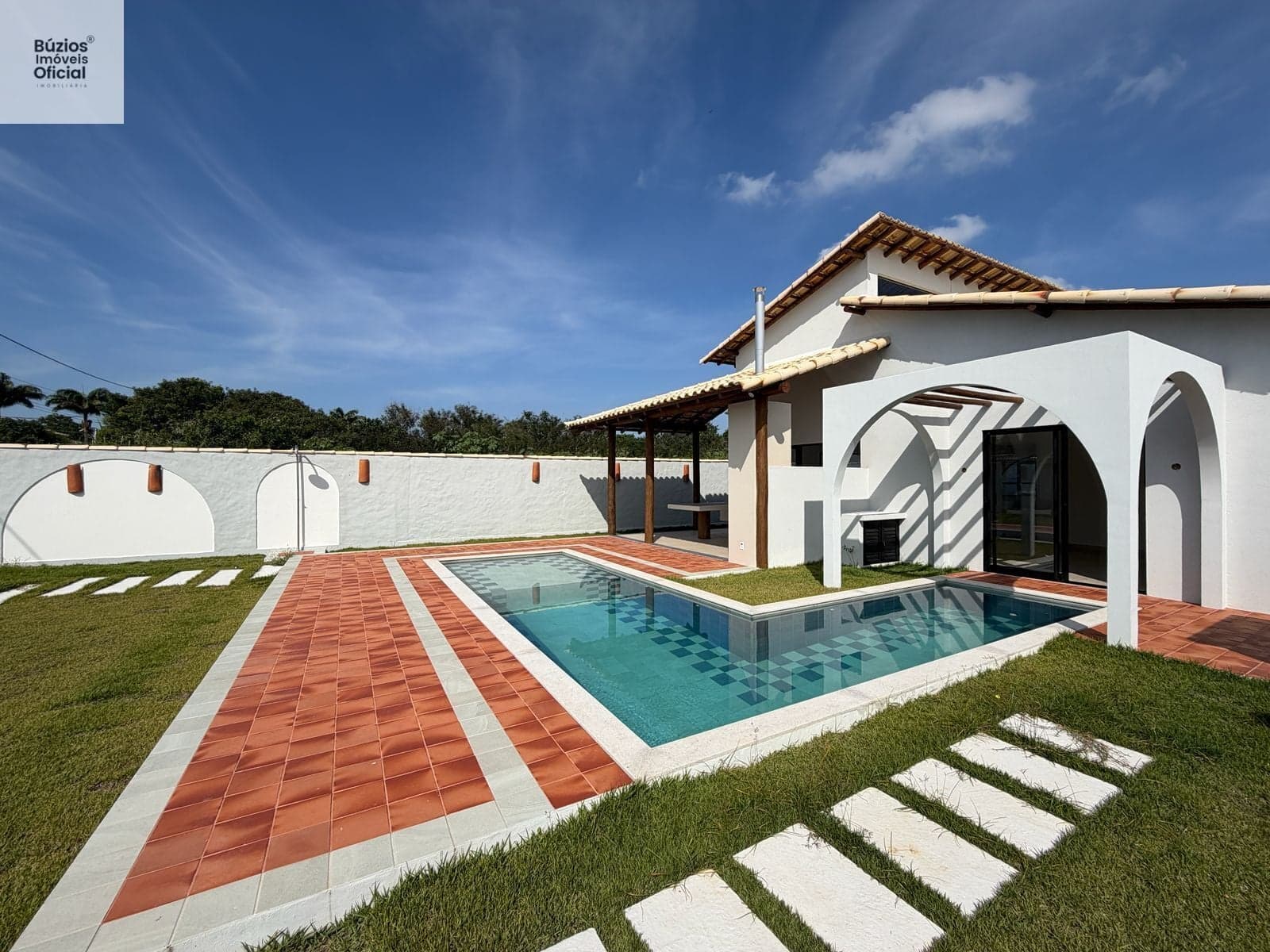 Casa Nova à Venda em Búzios, em condomínio com piscina privativa.