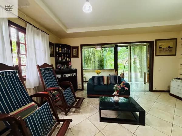 Casa linear em condomínio com 4 quartos e quintal