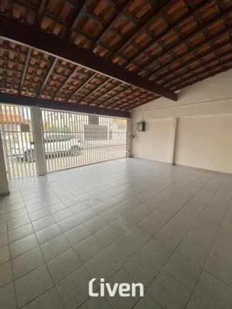 CASA À VENDA COM 2 QUARTOS SENDO 1 SUÍTE, 132M² DE TERRENO