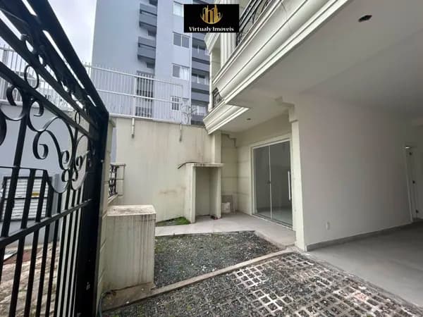 Sobrado Triplex com 03 dormitórios no Centro de Itajaí