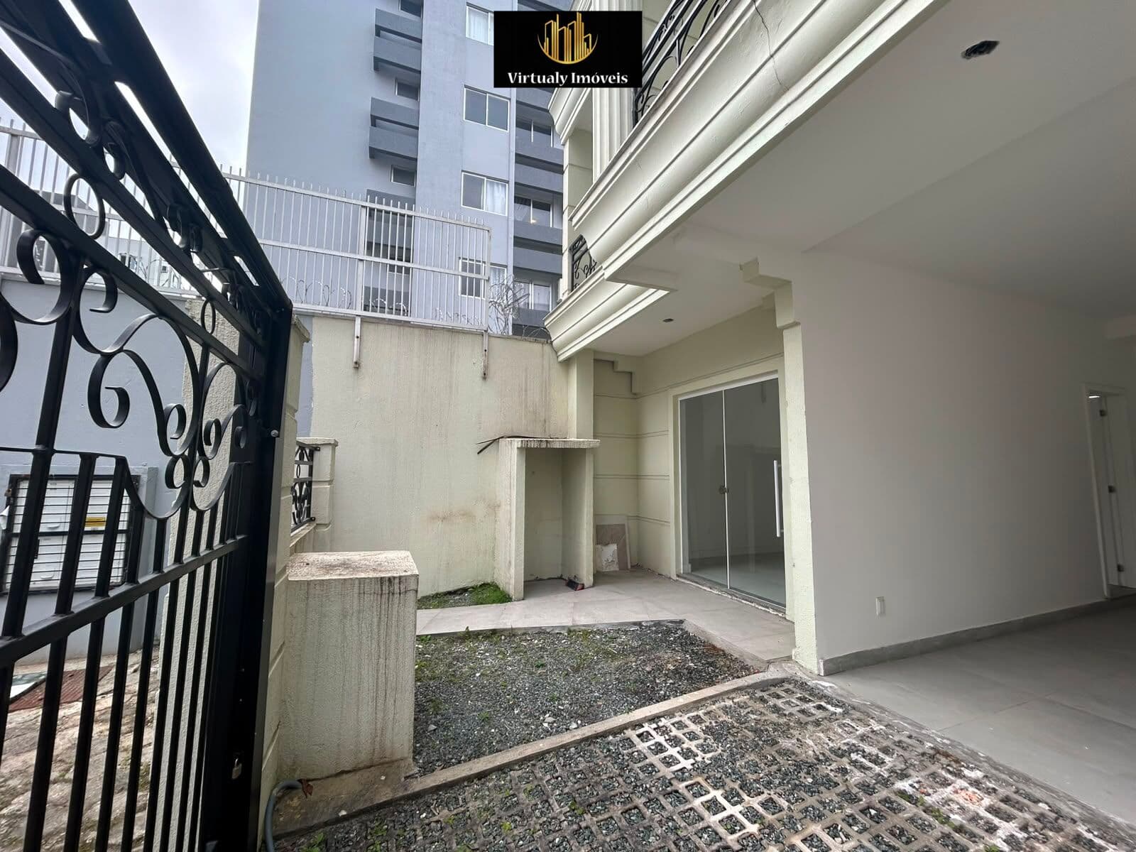 Sobrado Triplex com 03 dormitórios no Centro de Itajaí