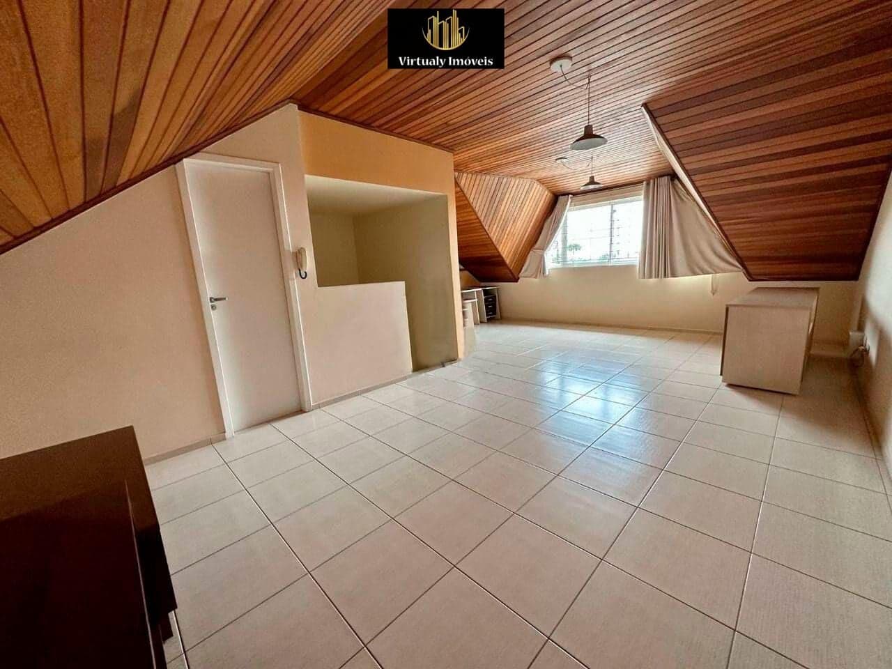 Sobrado Triplex com 154m2 no bairro Hauer em Curitiba