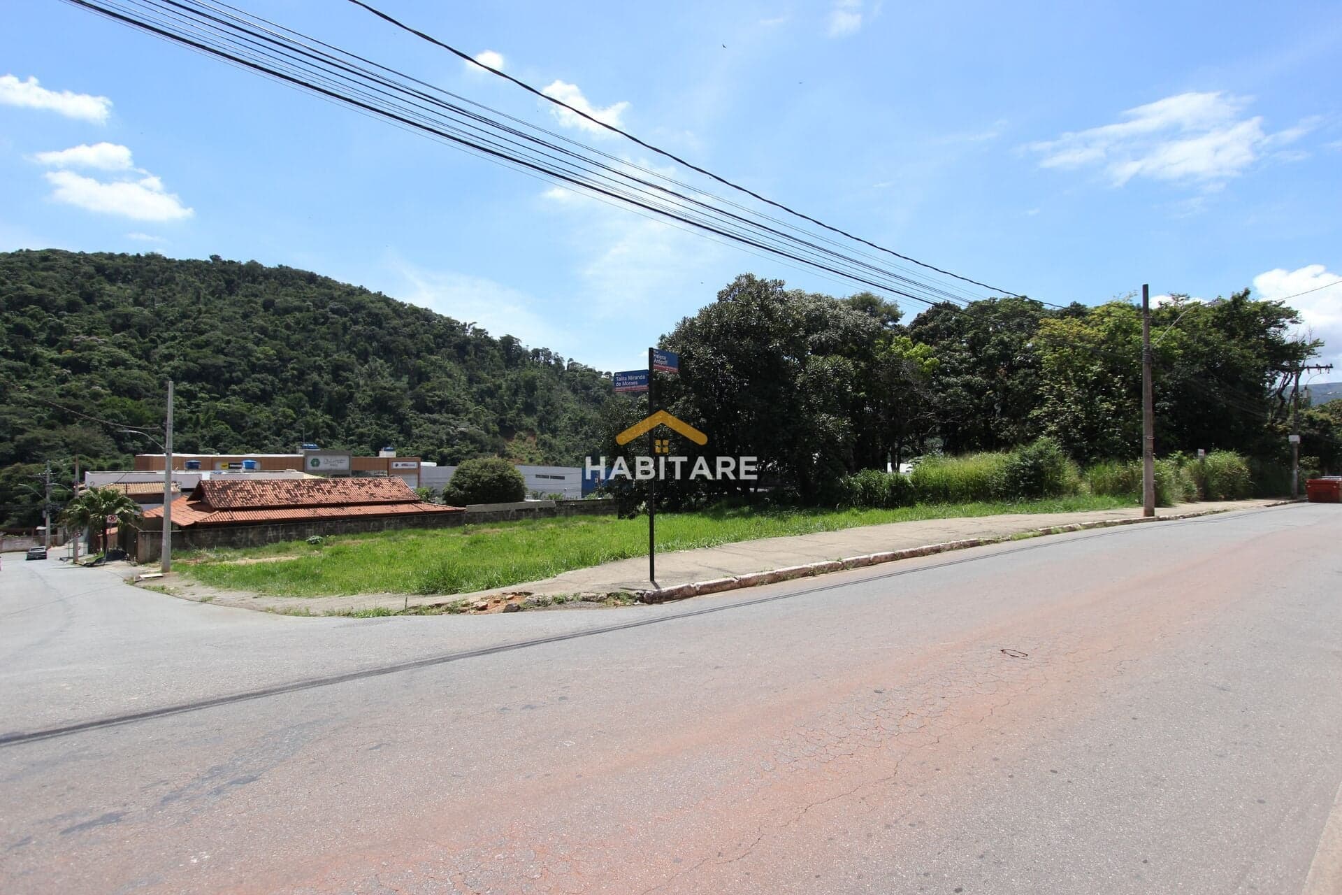 Terreno de esquina com 1.572 m2 no centro de Ibirité