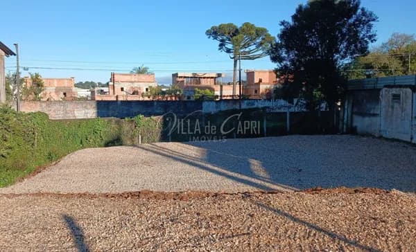 O melhor ponto comercial do Barreirinha! Terreno na Av. Anita Garibaldi, em frente ao Terminal. Zoneamento ZR2.1 para até 4 andares. Aceita carro ou imóvel!