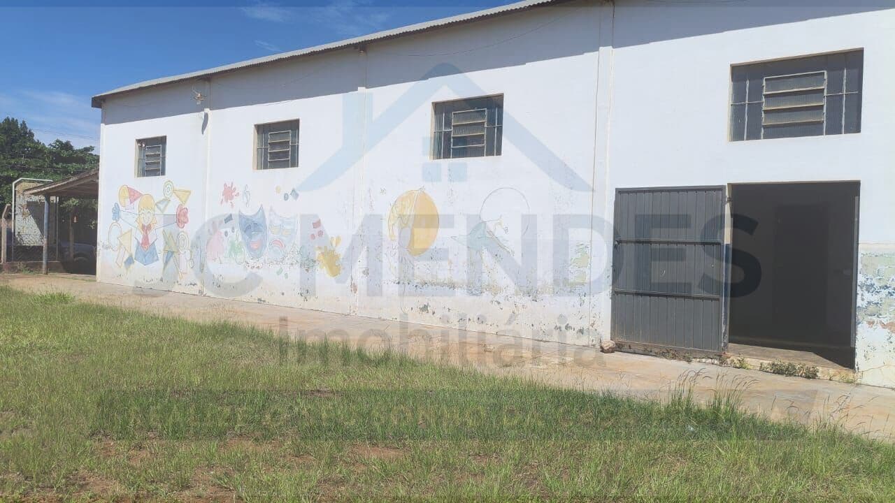 Casa com Barracão em Terreno