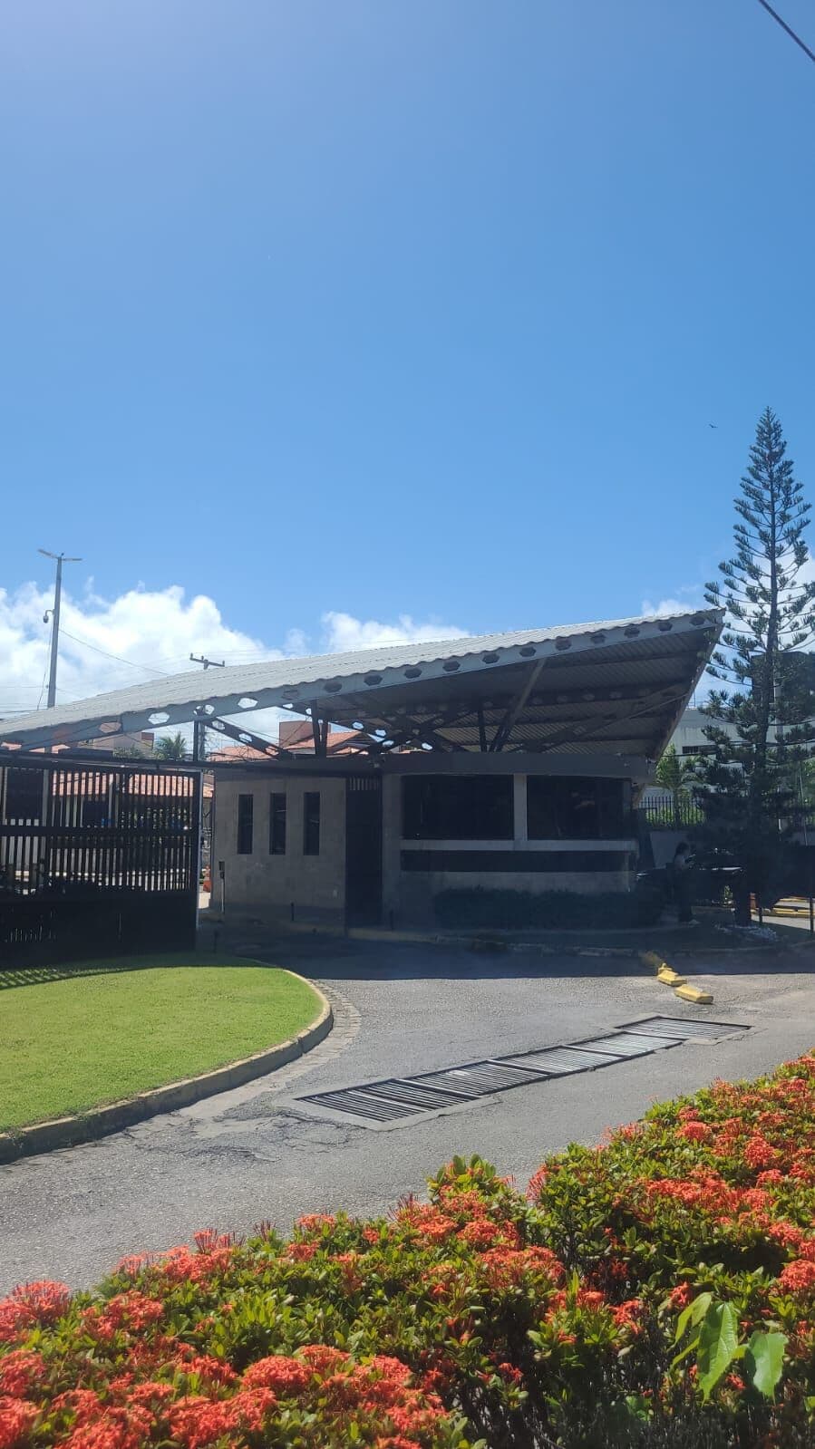 Casa ampla em condomínio fechado!!