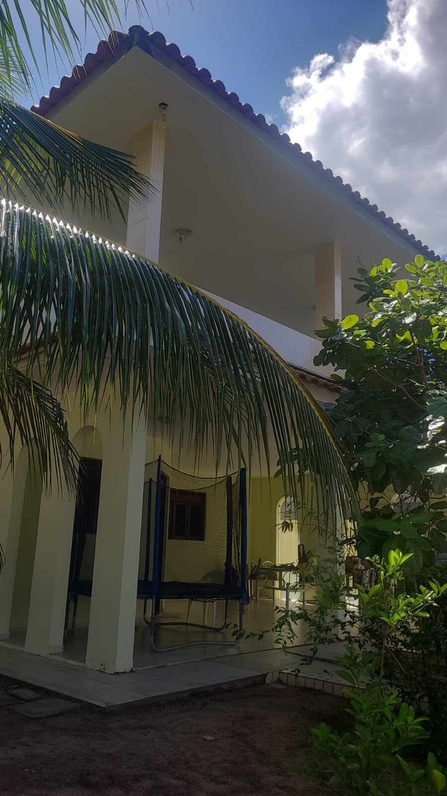 Casa ampla em condomínio fechado!!