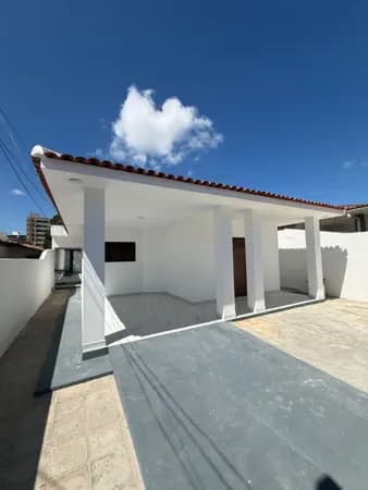 Casa com piscina próximo a principal dos Bancários!!!