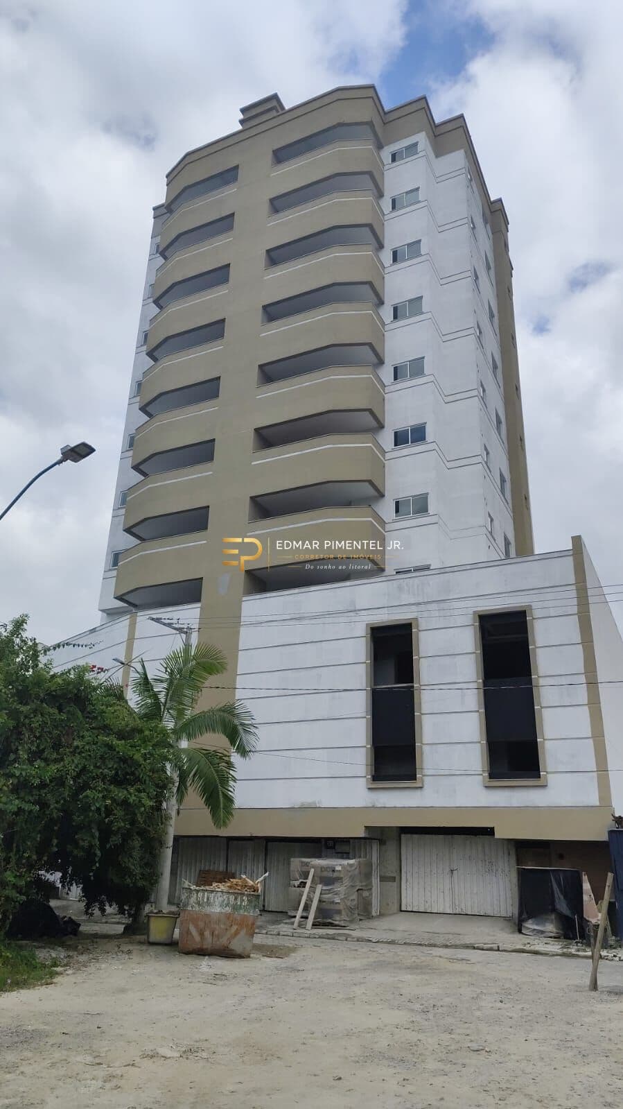 Apartamento à Venda 3 Dormitórios sendo 1 Suíte na Meia Praia em Itapema-SC