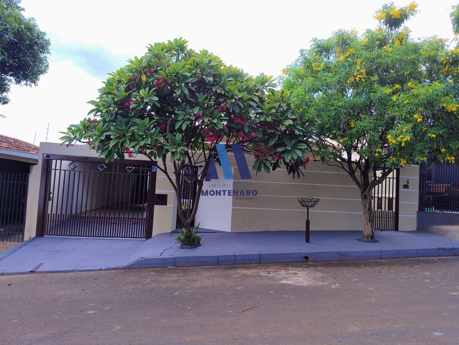 CASA COM EDÍCULA À VENDA NO MACEDO TELES