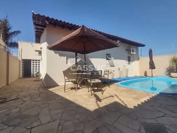 Casa à venda com 3 quartos sendo 1 suíte com banheira, piscina e varanda gourmet.