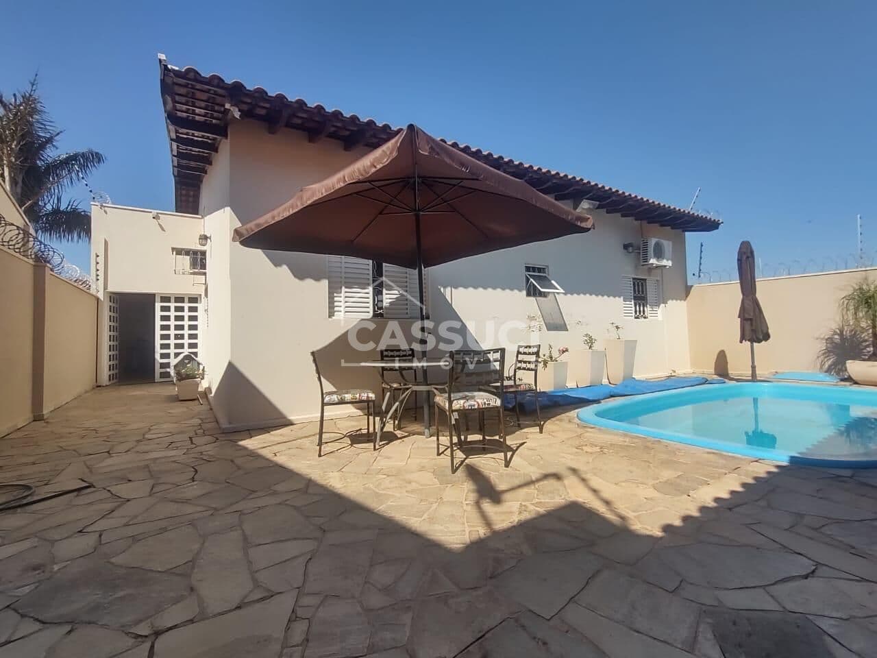 Casa à venda com 3 quartos sendo 1 suíte com banheira, piscina e varanda gourmet.