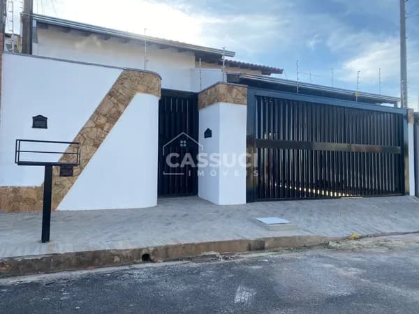 Linda casa à venda com 3 quartos, sendo 1 suíte em bairro aberto com ótima localização