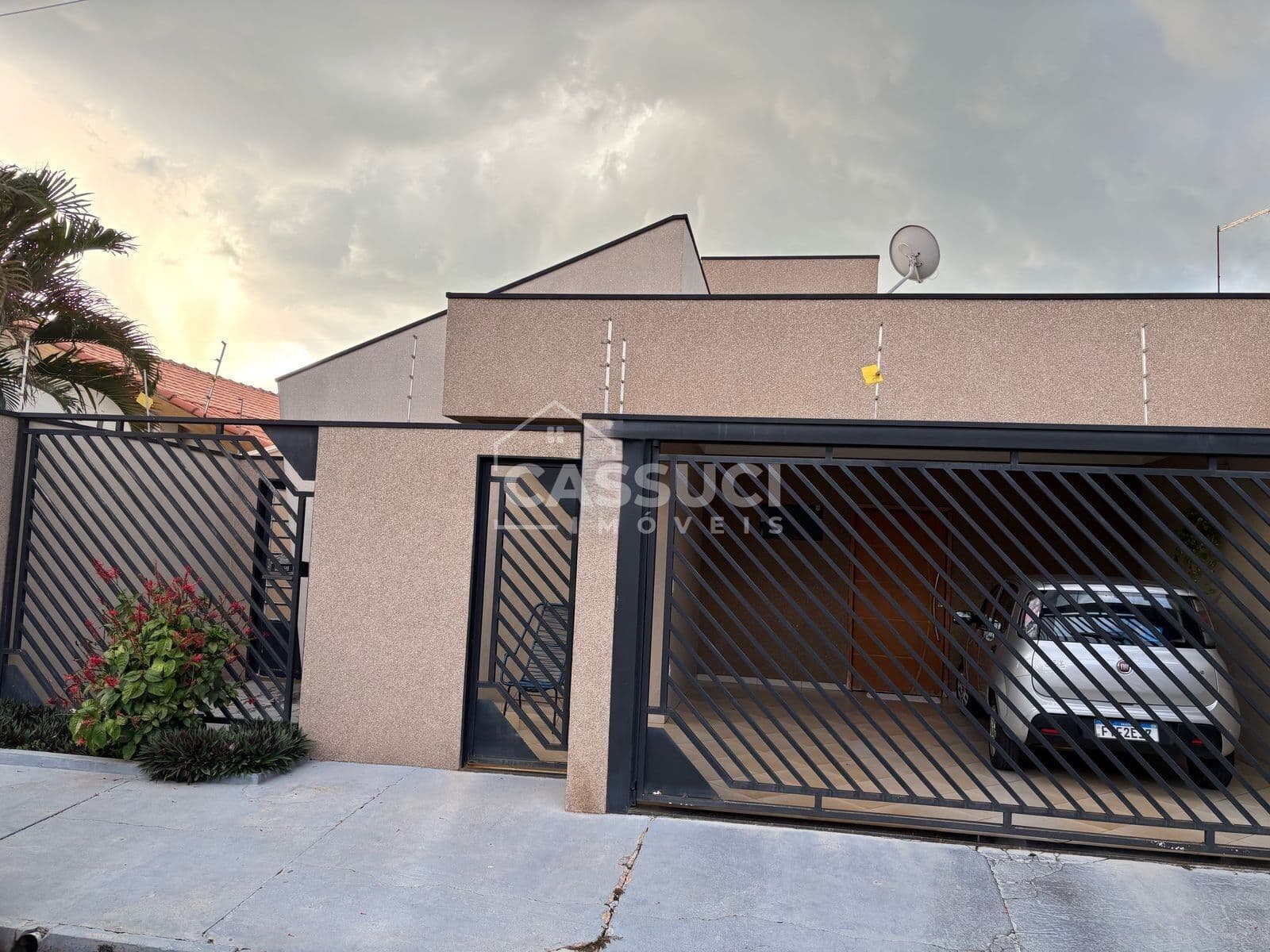 Casa à venda com 3 quartos, sendo 1 suíte e todos com ar condicionado, varanda Gourmet com fogão à lenha e jardim de inverno, Regissol, Mirassol